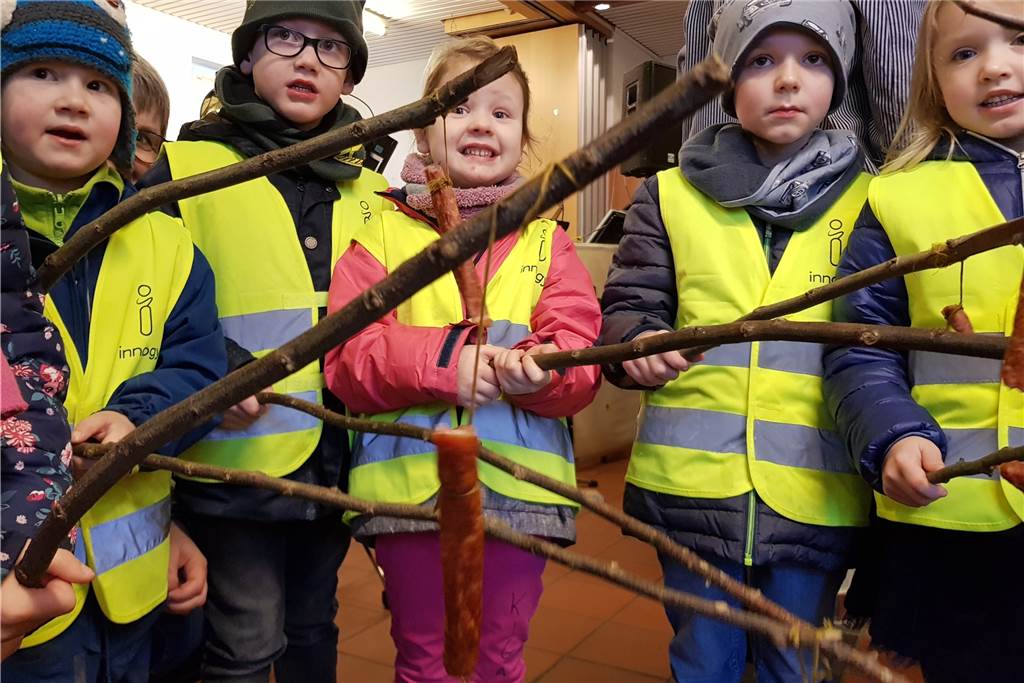 Viele Fotos: Großer Ansturm und gelebte Tradition beim „Schlöffkenfest“ in Heek Auch einige Kinder aus dem Kindergarten St.-Johannes sind mit ihren zwei Erzieherinnen mitten drin. Und auch die Kleinen haben „Stöcker“ dabei, an denen kleine Mettwürstchen befestigt sind.