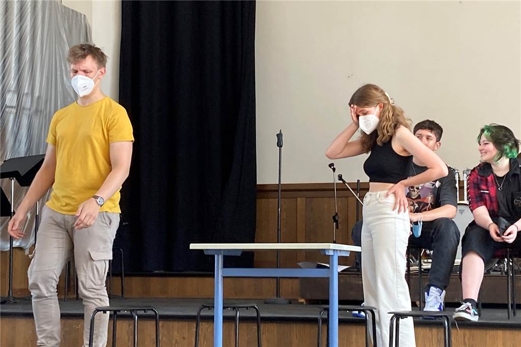 Festival Junges Theater Lünen: Schülerinnen sind mit eigenem Stück vertreten Auch Elternstreitigkeiten und die dazugehörigen Emotionen bringen die Schüler des Freiherr-vom-Stein-Gymnasiums auf die Bühne.