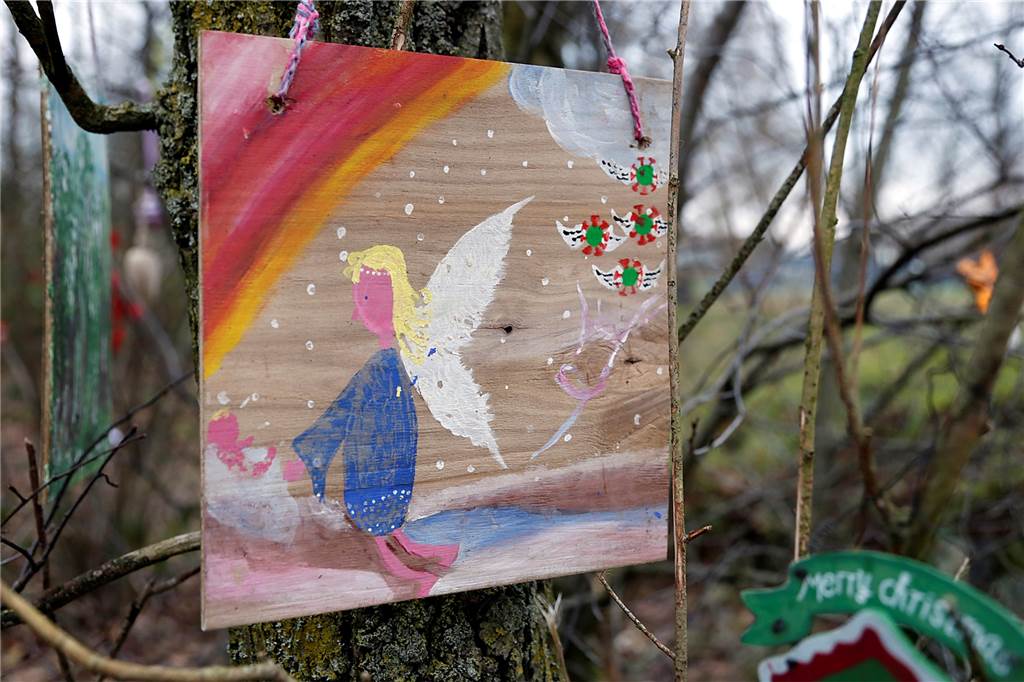 Krippe im Halterner Westuferpark erfreut wieder Groß und Klein Auch Engel schweben an der Krippe ein.