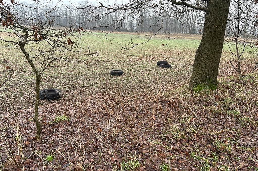 Dutzend Autoreifen in Nienborg illegal in der Natur entsorgt Autoreifen liegen auf einem Feld