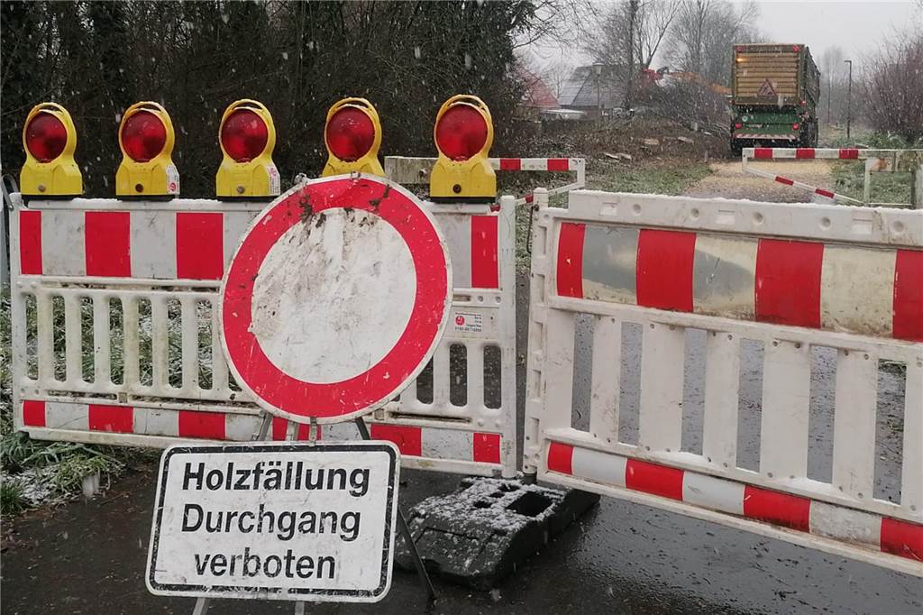 Gehölzschnitt am Losbergstadion: Wallhecken werden in Stadtlohn gepflegt Schilder auf einem Radweg