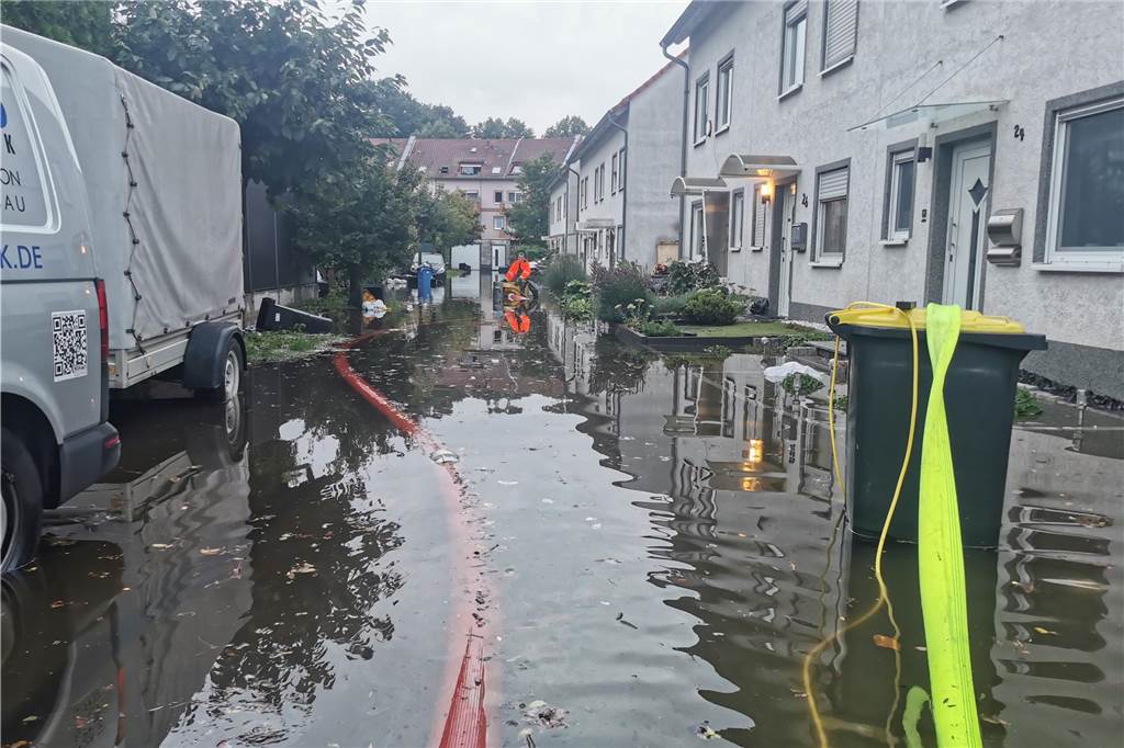 Starkregen und Gewitter im Ruhrgebiet: Straßen und Keller überflutet Überschwemmte Straße in Essen