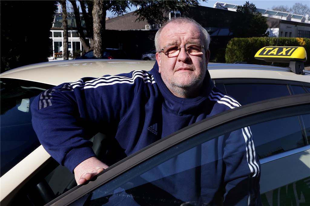 Hohe Benzinpreise und Corona: Halterner Taxiunternehmen sind doppelt gebeutelt Auch Fahrer Jörg Kalwey von Taxi Ramczykowski kann über die Spritpreise nicht mehr lachen.
