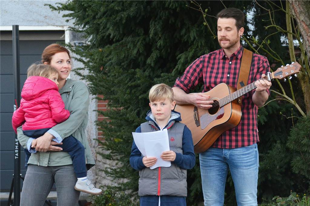 Nachbarn „treffen“ sich zum Gemeinschaftssingen auf ihren Balkonen (mit Video) Auch Familie Günther ist beim abendlichen Singen dabei. Vater Daniel bringt die Gitarre mit.