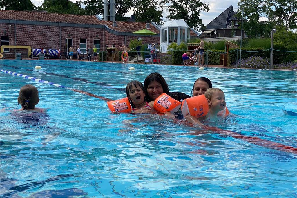 Auch Familien mit ihren Kindern zieht es nach draußen ins Freibad.