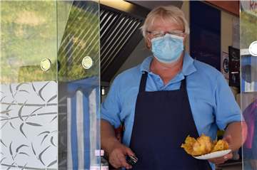 Auch Fischhändler Helmut Rothner ist besonderen Bedingungen ausgesetzt.