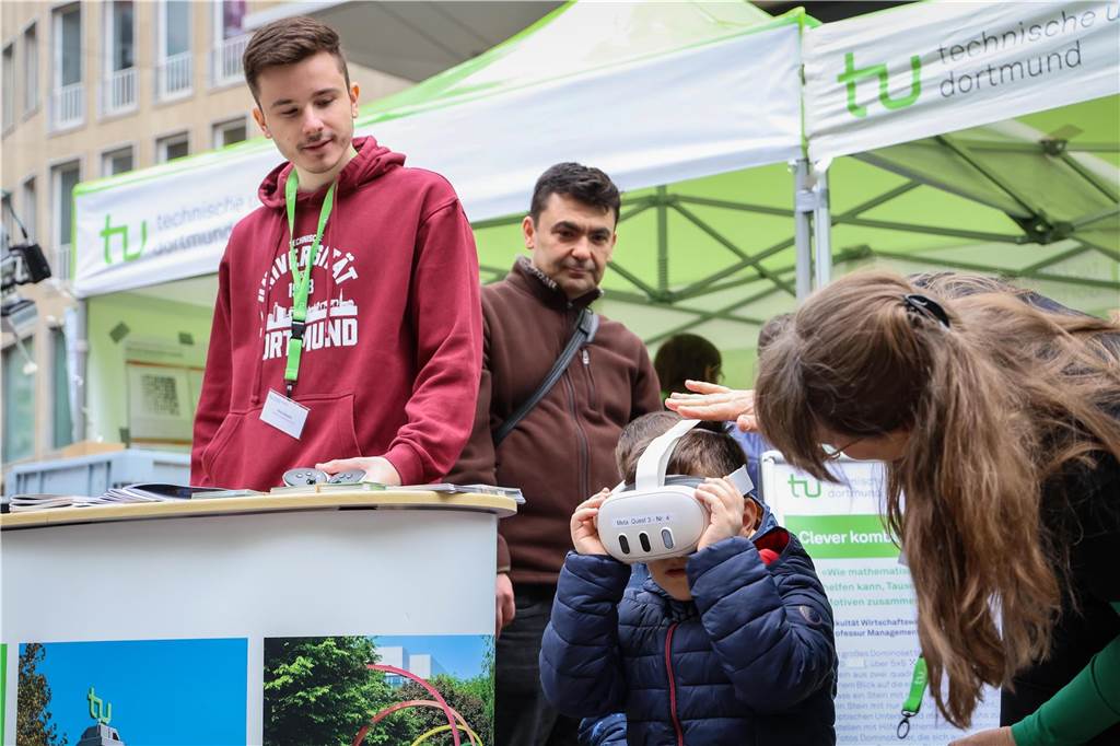 Ein Junge schaut durch ein VR-Brille.