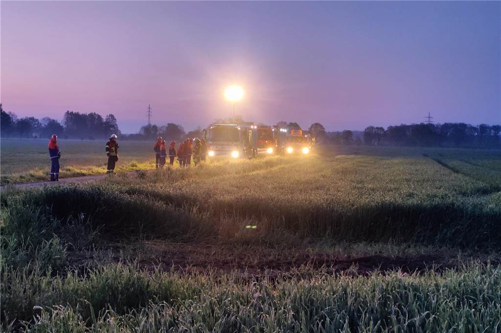 Jugendliche entdecken Feuerwehr-Alltag mit simulierten Einsätzen Feuerwehrautos auf dem Weg zu ihrem Einsatz