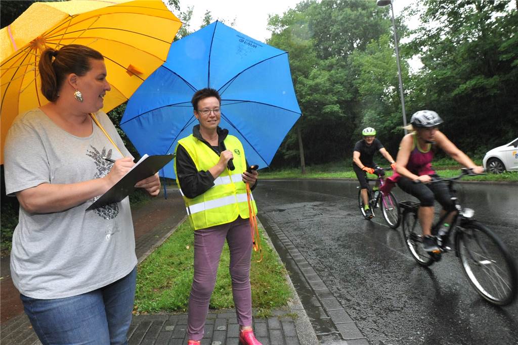 Die Sportabzeichen-Saison kann trotz Lockerung der Corona-Auflagen nicht beginnen Auch für das Radfahren für das Sportabzeichen sieht Ute Spengler (gelbe Weste), hier mit Helferin Ulrike Bleck (l), erhebliche Probleme im Kommen. Denn bereits jetzt bevölkert der Eichenprozessionsspinner die Strecke am Ickerner Rapensweg.