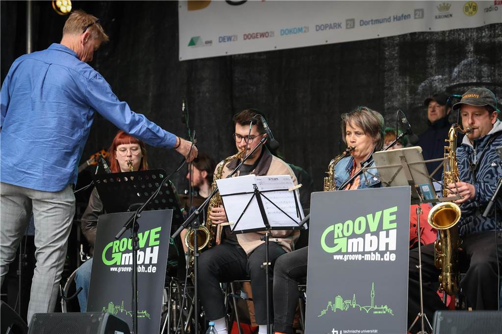 Menschen spielen ein Instrument.