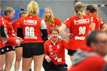 Auch für die Handballerinnen und Handballer, hier das Oberliga-Team der HSG Schwerte/Westhofen mit Trainer Mischa Quass, steht in den Sternen, ob die Saison 2021/22 zumindest halbwegs planmäßig durchgeführt werden kann.