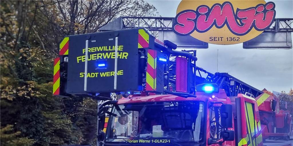 Werner Feuerwehr wechselt zur Sim-Jü-Kirmes in Ausnahmemodus Ein Fahrzeug der Freiwilligen Feuerwehr fährt unter einem Sim-Jü-Schild her.