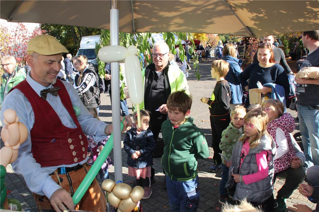 Herbstmarkt bei Giesebrecht: Tausende Besucher kamen nach Niederaden Ein Ballonkünstler modelliert für Kinder Figuren aus Luftballons.