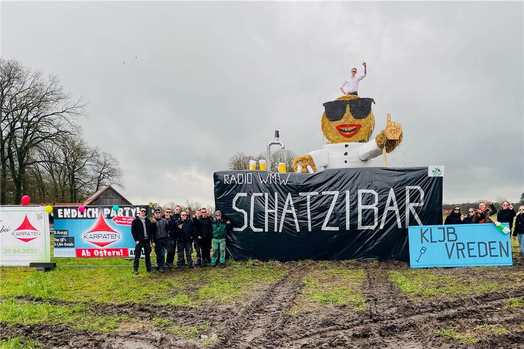 Auch für die KLJB Vreden steht die Schatzibar im Fokus: Auf einem Acker an der L560 haben sie diesen imposanten Tresen samt Kellner aufgestellt.