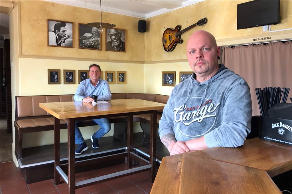 Restaurants in Lünen suchen nach Lockdown händeringend neues Personal Auch für die Lüner Gastronomen Bob Michaels (r) vom Greif und Frank Teschler (l) vom Brauhaus Drei Linden ist es schwierig, nach dem Lockdown genug Personal zu finden.