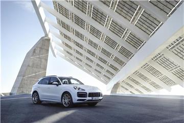 Auch für die Steckdose: Ab Ende Mai liefert Porsche den Cayenne E-Hybrid zu Preisen ab 89 822 Euro aus. Foto: Porsche AG