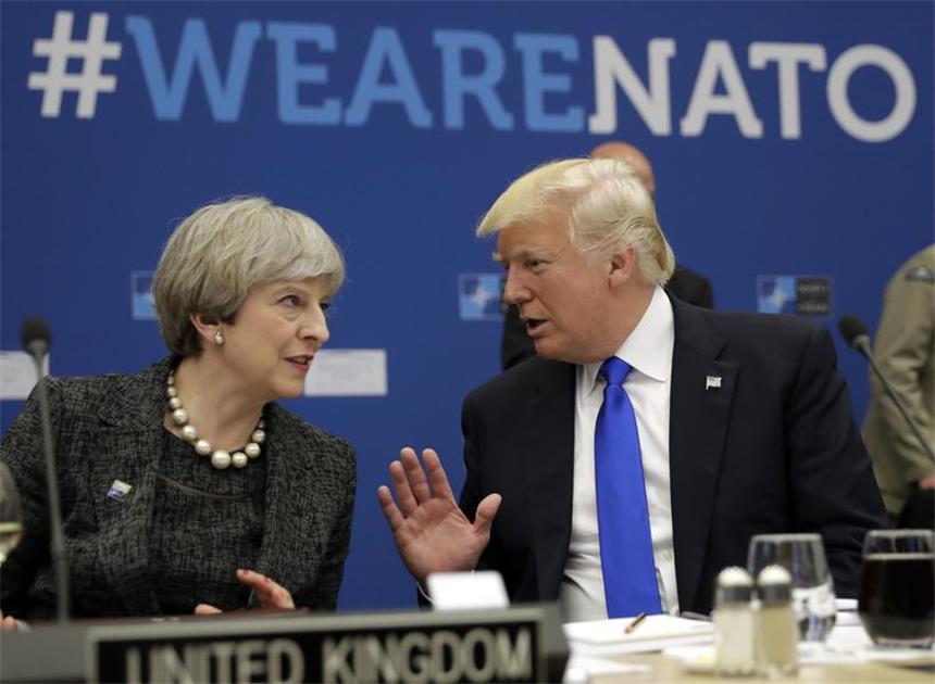 Was der erste Besuch Trumps für die Nato bedeutet Auch für Großbritannien sind die USA ein wichtiger Partner: Die britische Premierministerin Theresa May und US-Präsident Donald Trump sprachen am Donnerstag in Brüssel beim Nato-Gipfel während eines Arbeitsessens miteinander.