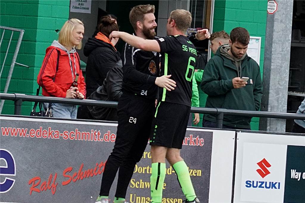 Spektakel bei der SG Massen: Torfestival im letzten Heimspiel der Saison Auch für Marvin Schmidt war in der 58. Minute Schicht im Schacht in seinem letzten Spiel mit einem Elfmetertor, freudig begrüßt von Trainer Marco Köhler.