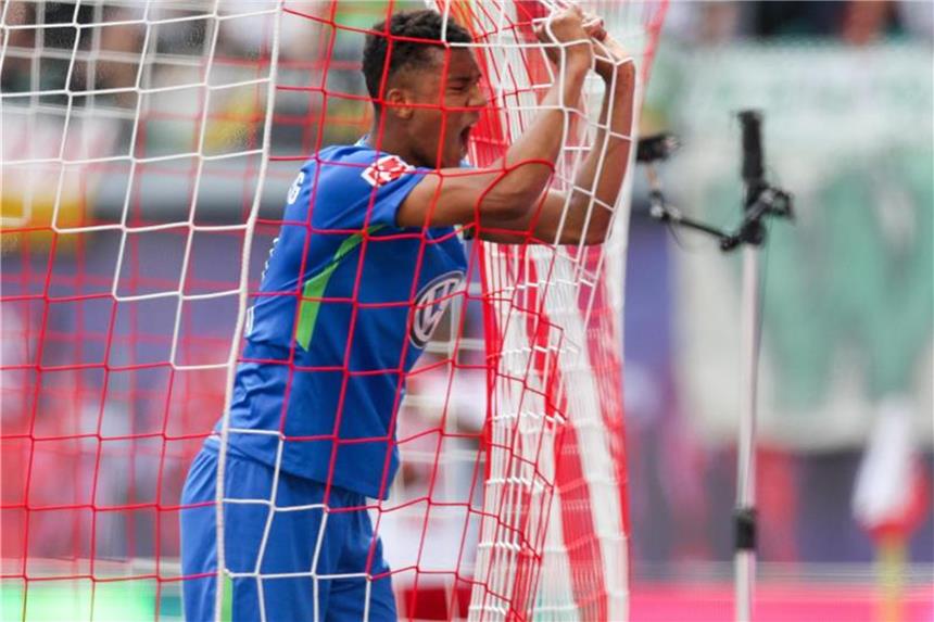 Das große Vakuum: VfL Wolfsburg völlig führungslos Auch für Wolfsburgs Ohis Felix Uduokhai war es eine deprimierende Saison. Foto: Jan Woitas