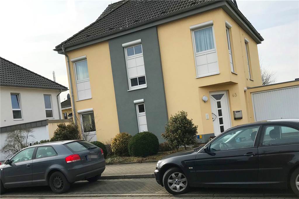 Stadtkrone Ost: Ein Vorzeige-Viertel wird vom Verkehr erdrückt Auch Garageneinfahrten werden zugeparkt.