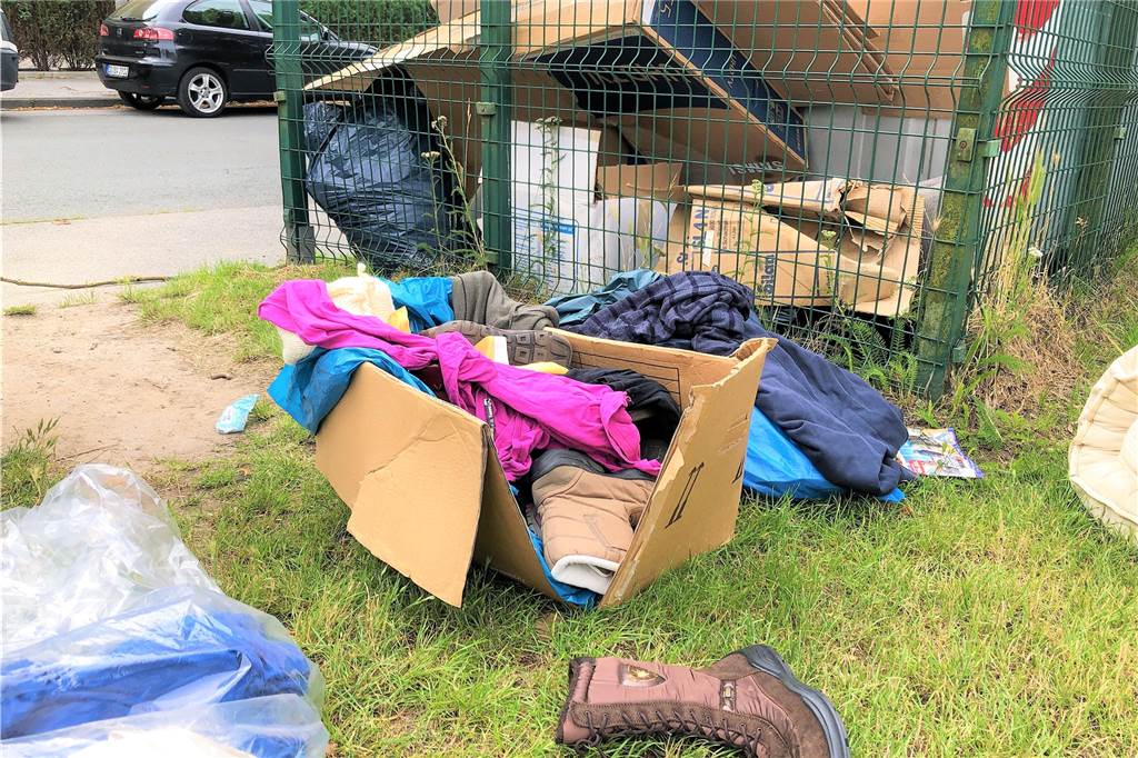 Die neuen Abfall-Detektive spüren Müll-Sünder im Dortmunder Westen auf Auch gebrauchte Kleidung wurde nicht im, sondern neben dem Container entsorgt.