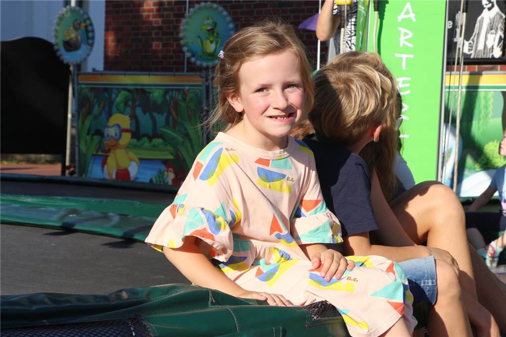 Mit Lotta (5) über die Ahauser Kirmes: So viel Spaß hat das Kind für 30 Euro Auch Geduld will gelernt sein. Nach eine wenig Wartezeit gibt es dann auf dem Trampolin echte Höhenflüge zu genießen.