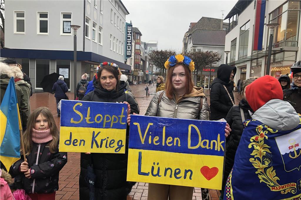 Polina (9) sang während der Kundgebung Lieder aus ihrer Heimat Ukraine Auch Geflüchtete aus der Ukraine nahmen an der Kundgebung "Stimmen für den Frieden" teil.