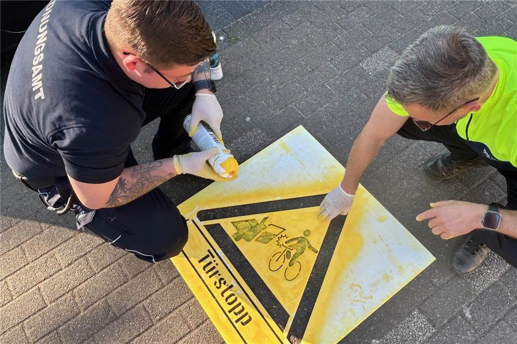 Neue Piktogramme gegen Geisterradler und Türunfälle Auch gegen so genannte Dooring-Unfälle gibt es ein Piktogramm, das Radfahrer warnen soll.