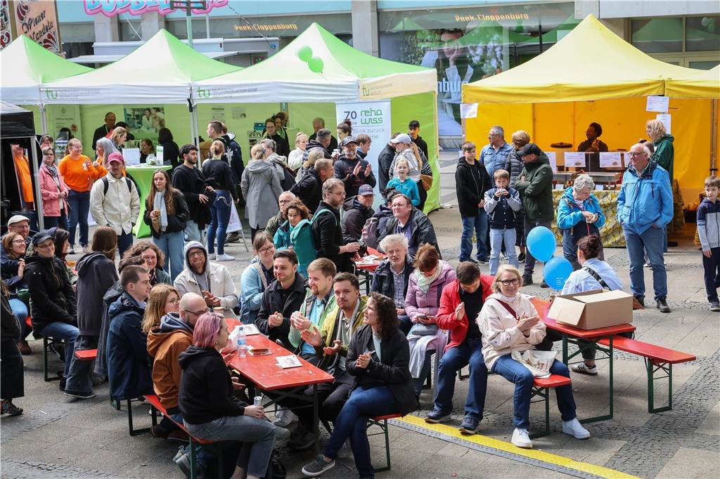 Menschen sitzen an einem Tisch.