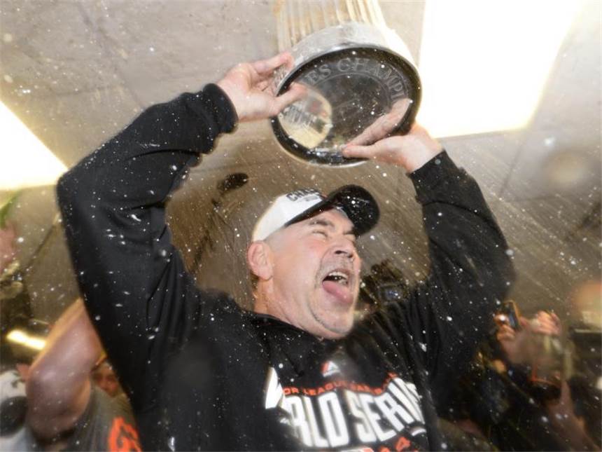 Aus der Luft gefangen: Giants gewinnen World Series Auch Giants-Manager Bruce Bochy feierte in der Kabine ausgelassen mit dem Pokal. Foto: John G. Mabanglo