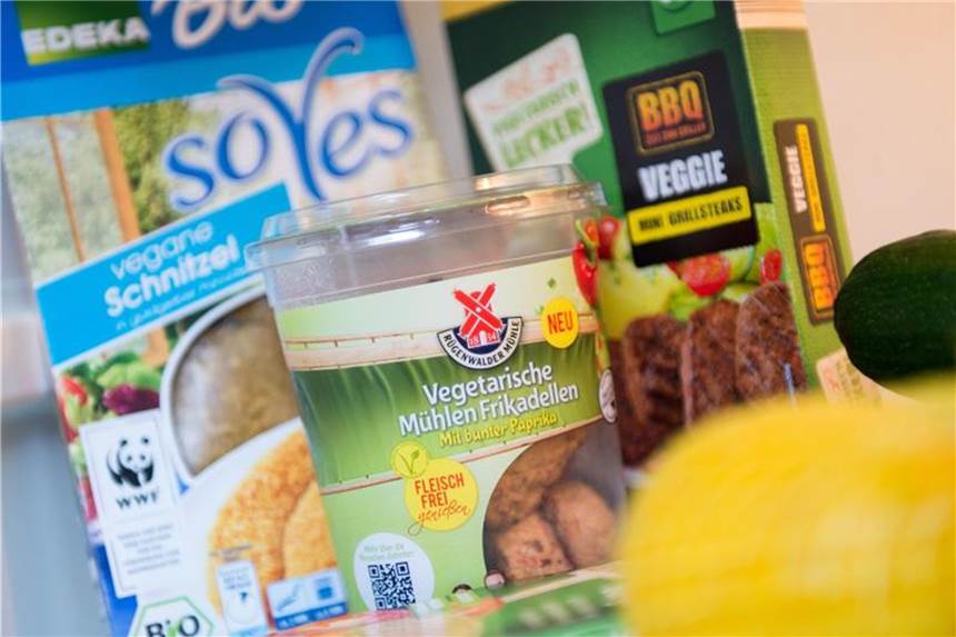 Wie gesund sind vegane Lebensmittel? Auch große Marken bieten inzwischen tierfreie Schnitzel und Würste an. Sie enthalten oft viel Salz und ungesättigte Fettsäuren. Foto: Marius Becker
