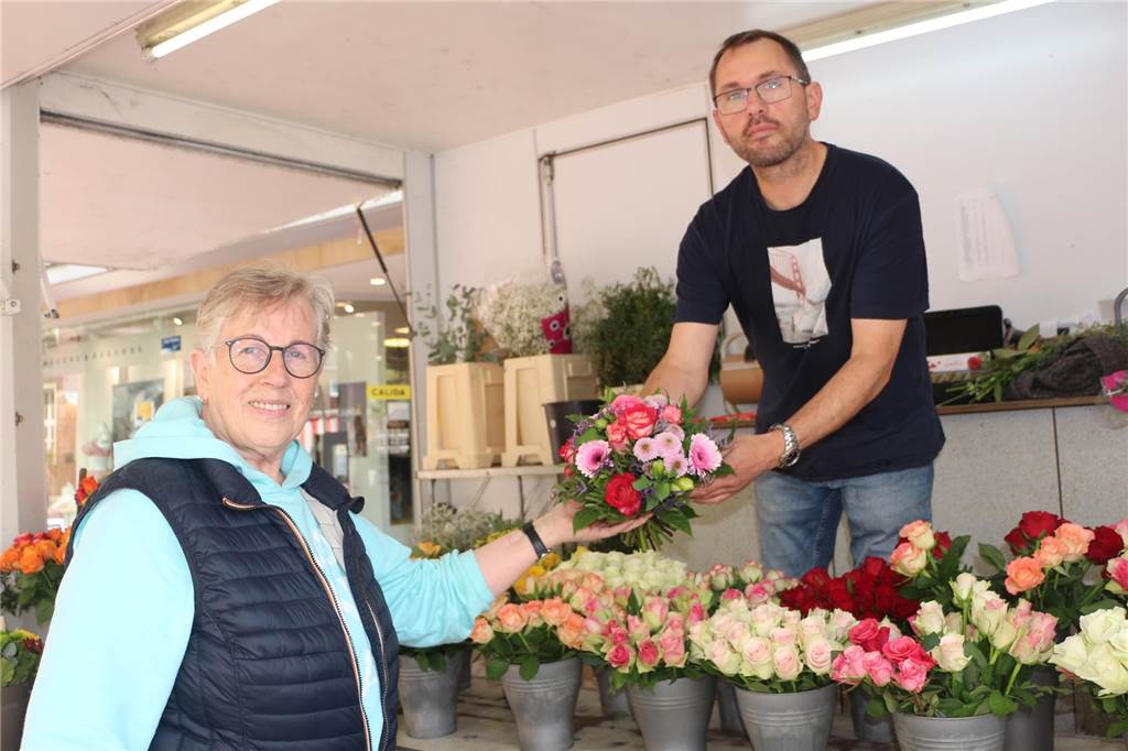 Das Ende einer Ära: Terdues schließen nach fast 60 Jahren Gärtnerei Guido Terdues in seinem Verkaufswagen auf dem Stadtlohner Wochenmarkt.