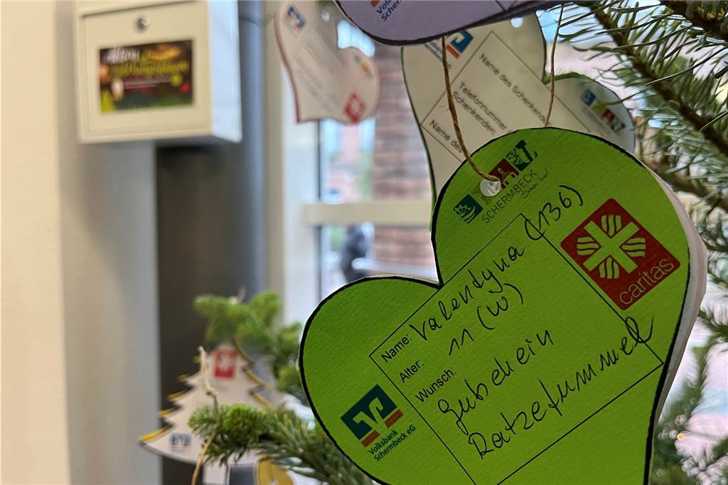 Wunschbaum: Kinder hoffen auf Erfüllung ihrer Weihnachtswünsche Auch Gutscheine werden von den Kindern gewünscht - in diesem Fall für das Schreibwarengeschäft RATZEfummel auf der Mittelstraße.