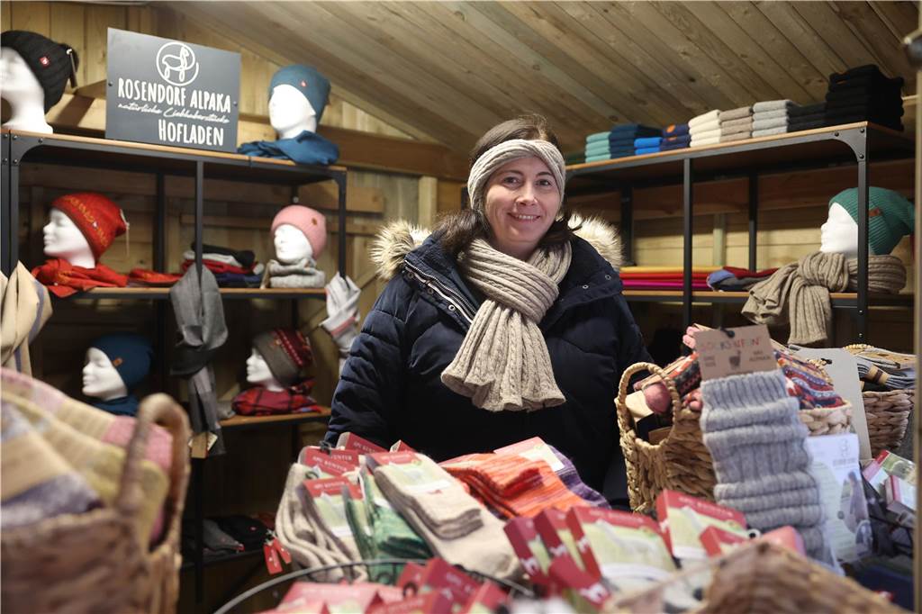 Hannelore Frie erhält den Bürgerpreis bei stimmungsvollem Weihnachtszauber Blick in einen Stand eines Hofladens, der Alpaka-Produkte verkauft