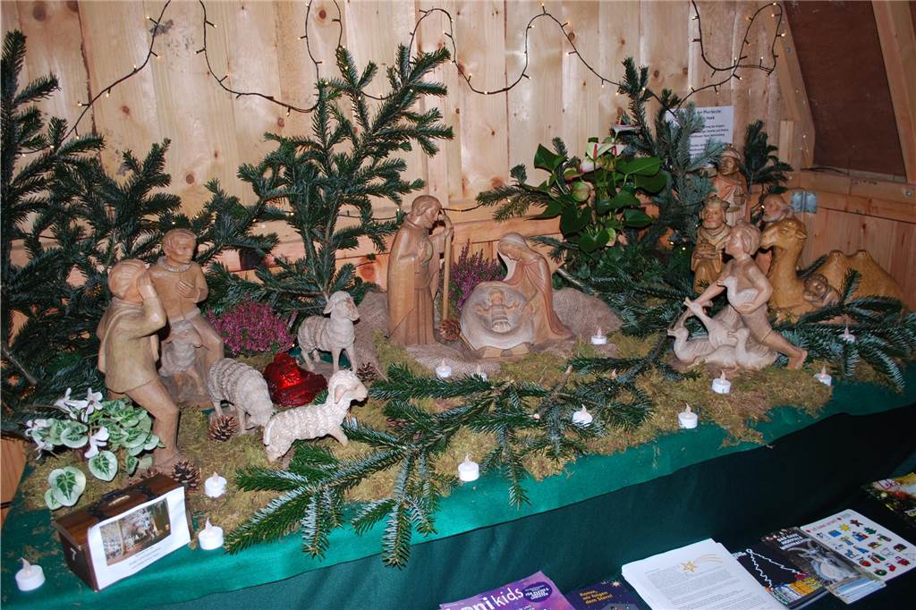 Adventsmarkt begrüßt Besucher: Breites Programm in Heek Auch handgefertigte Krippen wurden in den kleinen Hütten auf dem Weihnachtsmarkt ausgestellt.