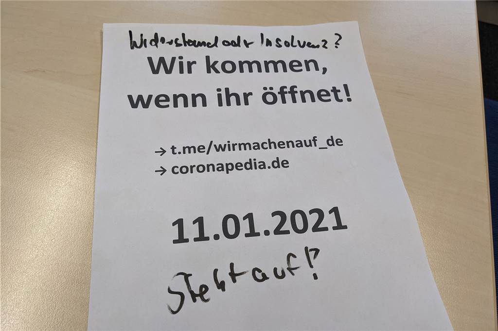 Zahlreiche „Anti-Lockdown“-Plakate in der Fußgängerzone von Dorsten Auch Handzettel mit den Schriftzügen "Widerstand oder Insolvenz?" und "Steht auf!" wurden aufgehängt.