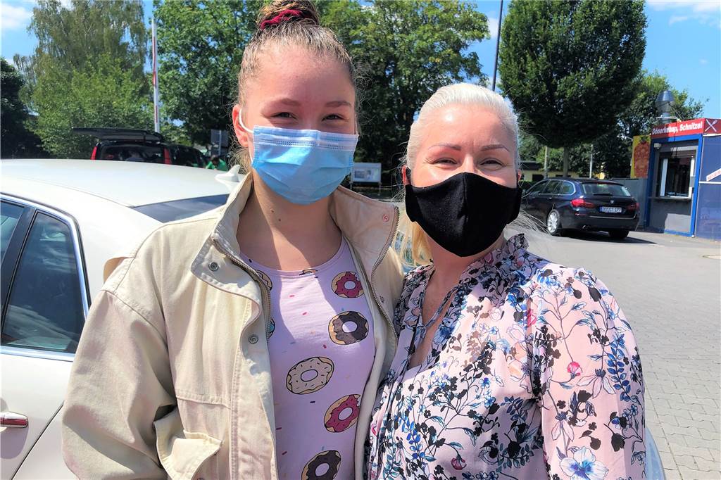 Verlängerte Maskenpflicht: „Wir müssten noch viel mehr tun“ Auch Hanna (14) und Rose (46) befürworten die verlängerte Maskenpflicht.