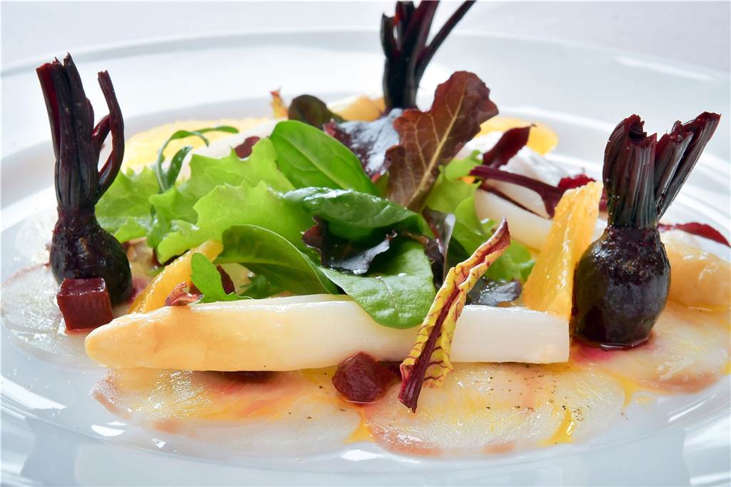 Geschichte des Carpaccio: Wie Blutarmut dem Gericht zum Weltruhm half Auch hauchdünn geschnittener Fisch kann ein tolles Carpaccio werden. Hier ist es Heilbutt.