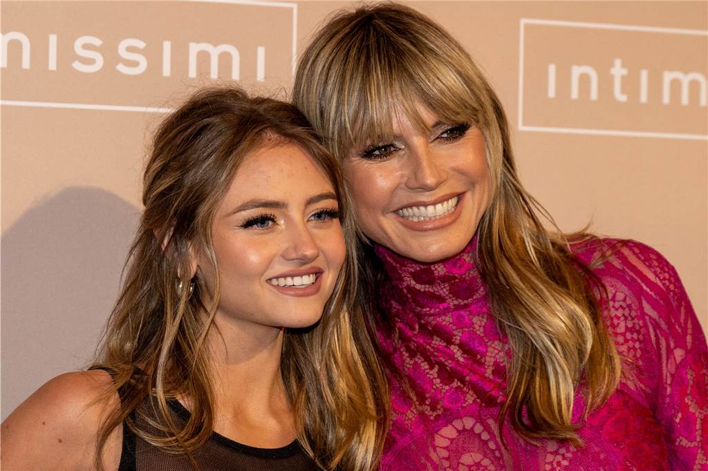 Germany’s Next Topmodel 2025 : Sendetermine, Kandidaten, Gäste - auf einen Blick Leni Klum und Heidi Klum stehen gemeinsam auf dem roten Teppich.