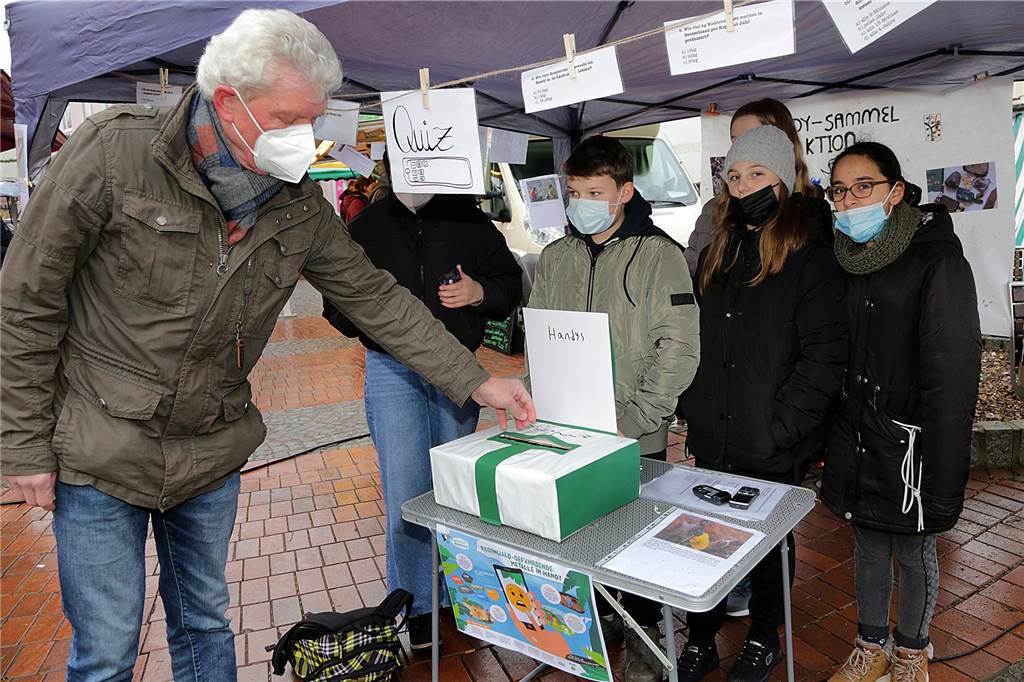 Tasten statt Touchscreen: Halterner Realschüler finden alte Handys „voll cool“ Auch Heinz-Werner Marggraf gab ein Handy bei den Realschülern ab.