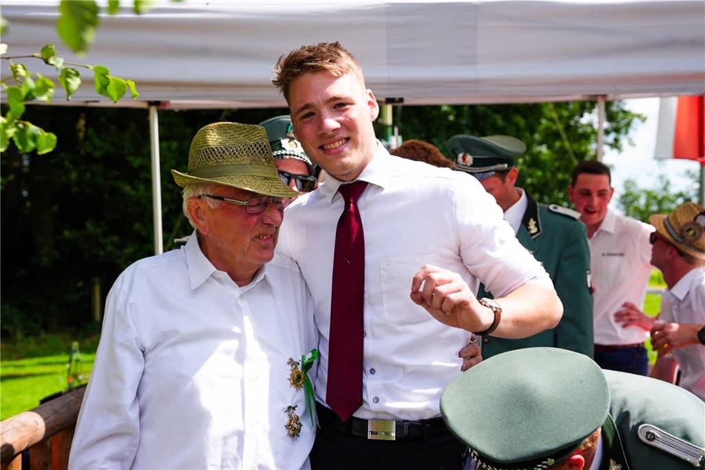 Alstätte Schwiepinghook hat einen neuen König: ... triumphiert Auch Hennes Hackforts Großvater war vor 50 Jahren der König im Schiwepinghook.