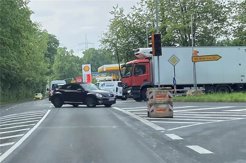 Provisorische Ampeln an der B 54: So sollen Staus vermieden werden Provisorische Ampeln an der Holtbrügge an der B 54 in Dortmund-Wellinghofen