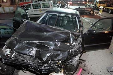 Auch hier führte ein illegales Rennen zum Crash: Autowrack in Wiesbaden. Foto: Frank May