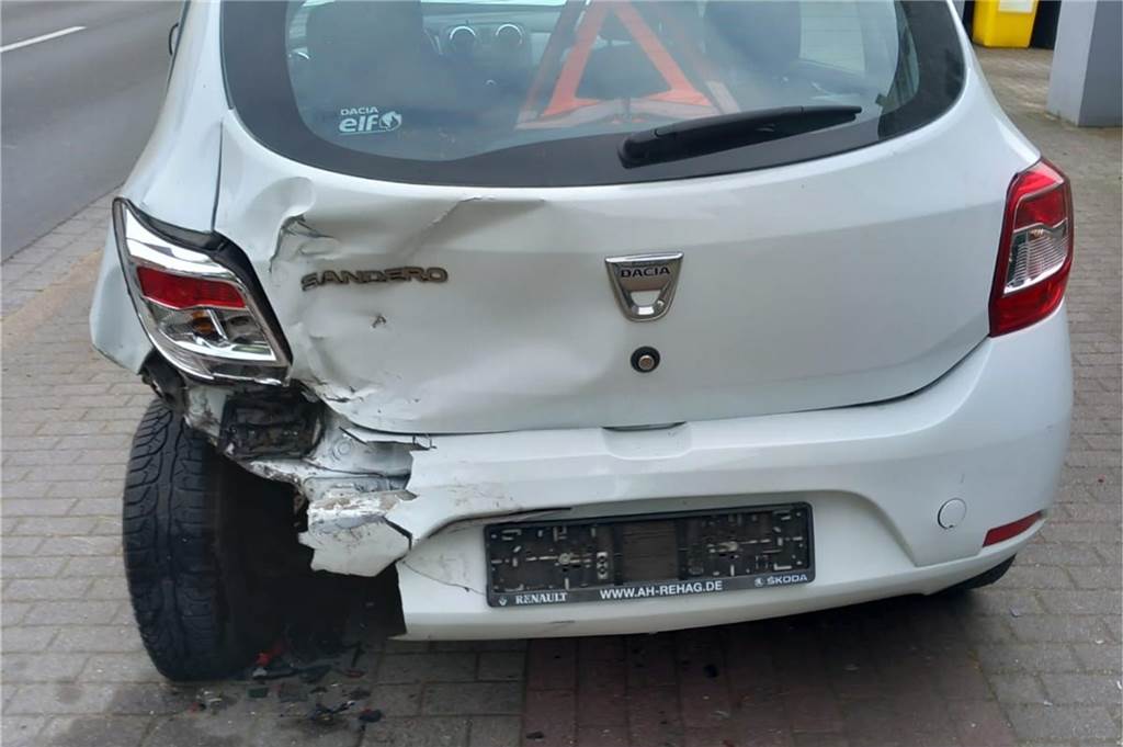 Auto gegen Laternenmast geschoben: Anwohner fordern Tempo 30 Auch hinten ist dieser Wagen durch den Aufprall erheblich beschädigt worden