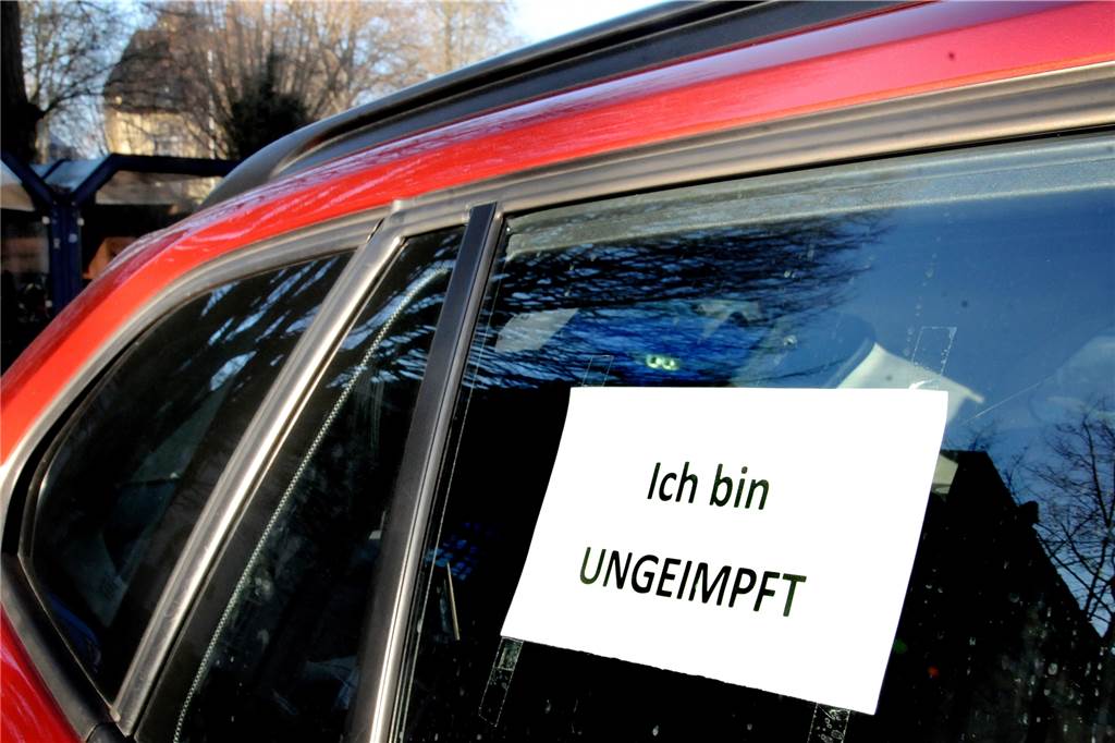 „Ich bin ungeimpft“: Mr. Kaffee am Rathaus verkauft trotzdem weiter Auch hinter den Scheiben seines PKW hat Thaddäus Wojtas seine Meinung zur Corona-Schutzimpfung plakatiert.