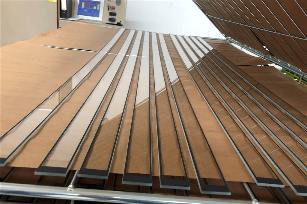 Flachglastechnologe in Selm werden - ein unbekannter und spannender Beruf Auch hitzebeständiges Leuchtenglas müssen Flachglastechnologen herstellen. Das Glas wird erhitzt und dann schockartig abgekühlt. Das macht es beständiger.