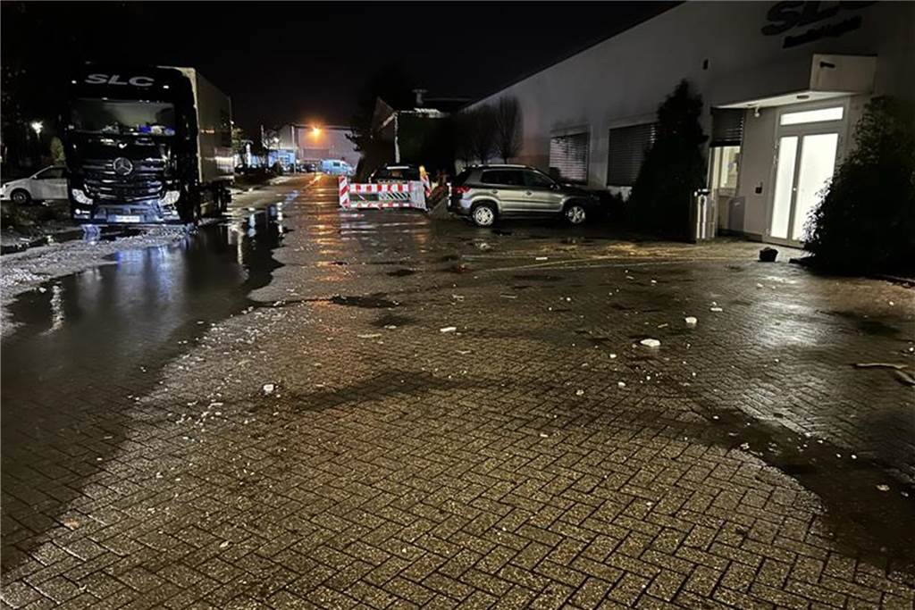 Unwetter wütet in Stadtlohn: Windhose deckt ganze Dächer ab Auch Hülsta war betroffen. Die Teile des Firmendachs wurden über den gesamten Parkplatz verteilt.