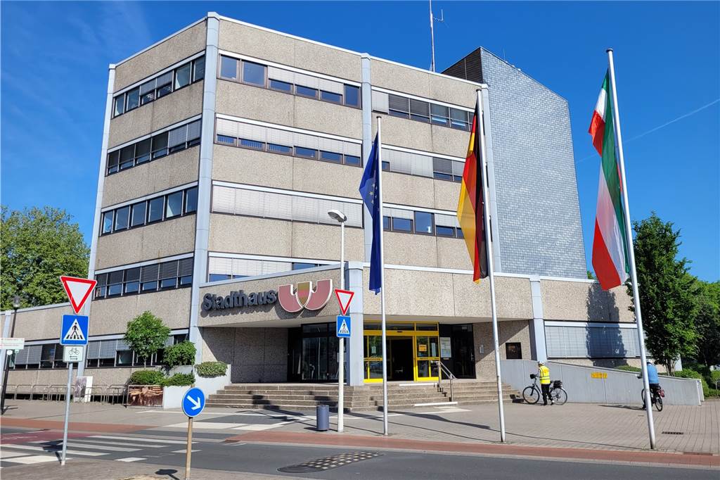 KBW-Chef zu Brandschutzproblem in Werne: Mehrere städtische Gebäude sind betroffen Vor dem Werner Werner Stadthaus wehen Fahnen im Wind.