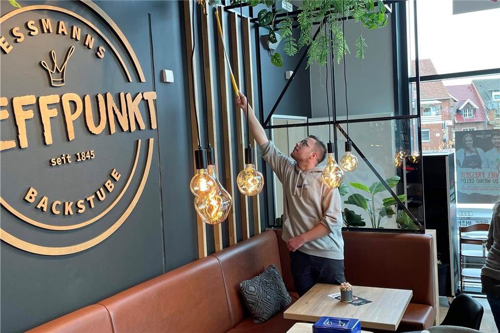 Auch im angeschlossenen Café der Bäckerei Essmann sind die Mitarbeiter im Endspurt.