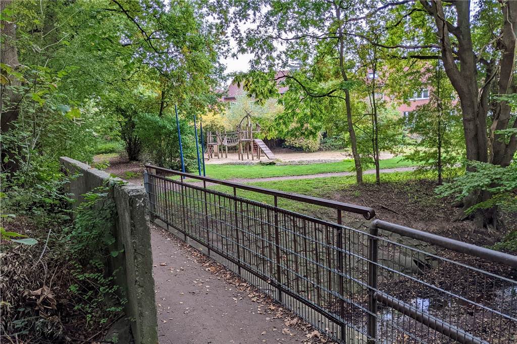 Spiegel-Kunstwerk soll einen Bachlauf in Dorsten zur Bühne machen Brücke an Spielplatz.